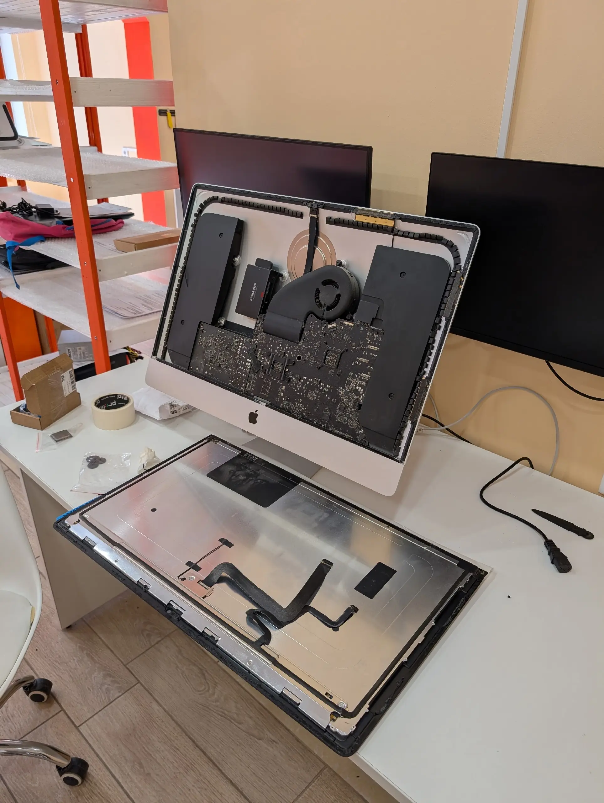 iMac со снятым экраном на рабочем столе мастерской