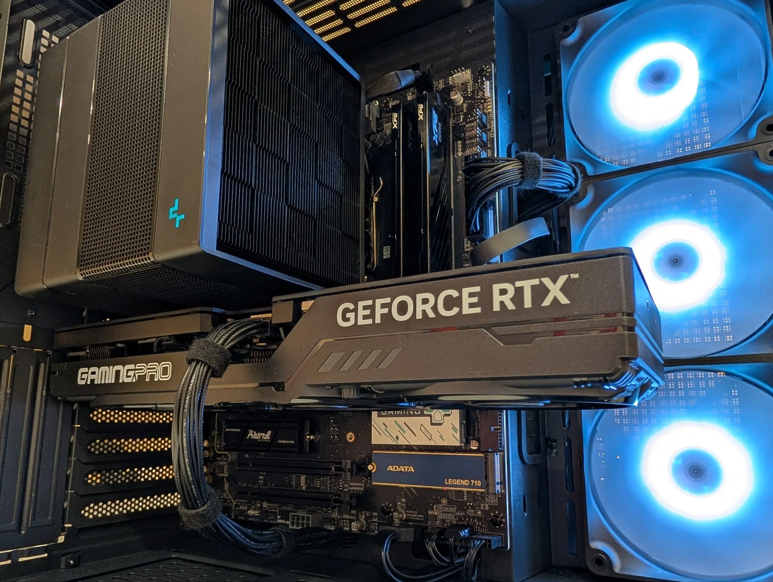 Сборка с крупным башенным воздушным охлаждением и видеокартой Palit RTX 5070 Ti